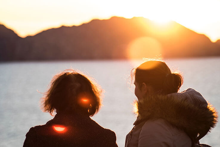 シエス諸島の夕暮れを見つめる女の子たち シエス諸島の夕暮れを見つめる女の子たち