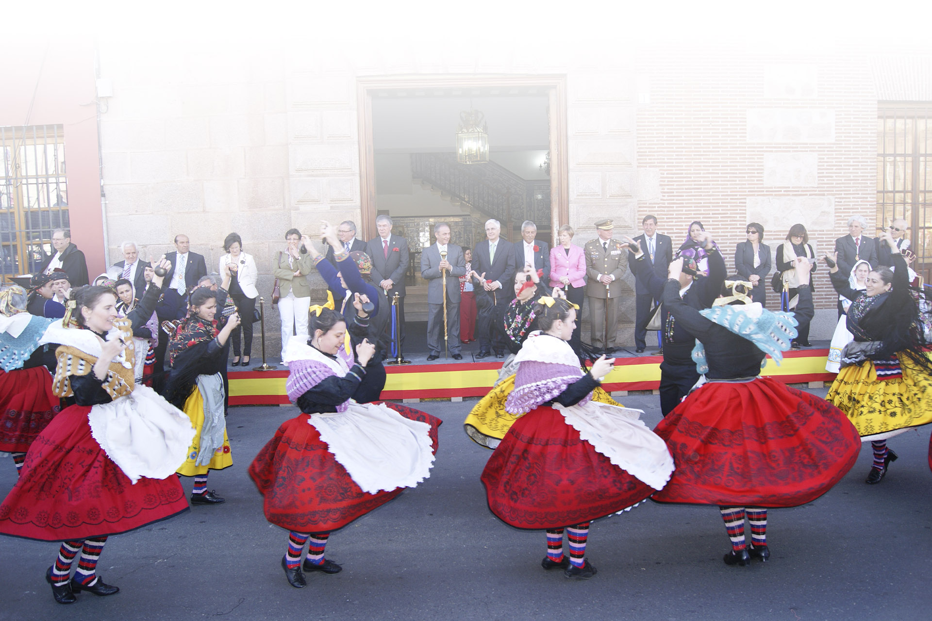 Balli regionali durante la festa di Las Mondas, a Talavera de la Reina (Toledo, Castiglia-La Mancia) Balli regionali durante la festa di Las Mondas, a Talavera de la Reina (Toledo, Castiglia-La Mancia)