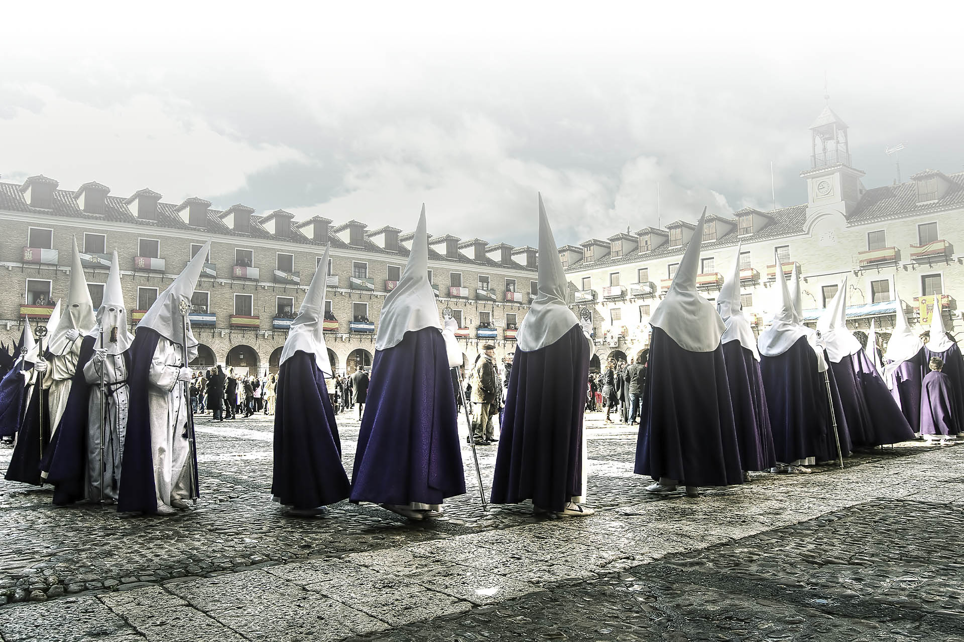 Plaza Mayor d’Ocaña durant la célébration de la semaine sainte Plaza Mayor d’Ocaña durant la célébration de la semaine sainte