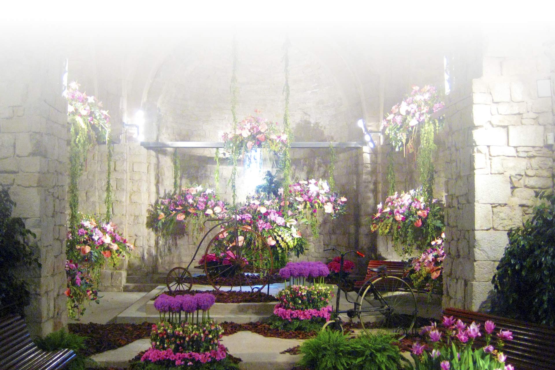 Abside de San Nicolás decorada com motivo da festa Temps de Flors, em Girona Abside de San Nicolás decorada com motivo da festa Temps de Flors, em Girona