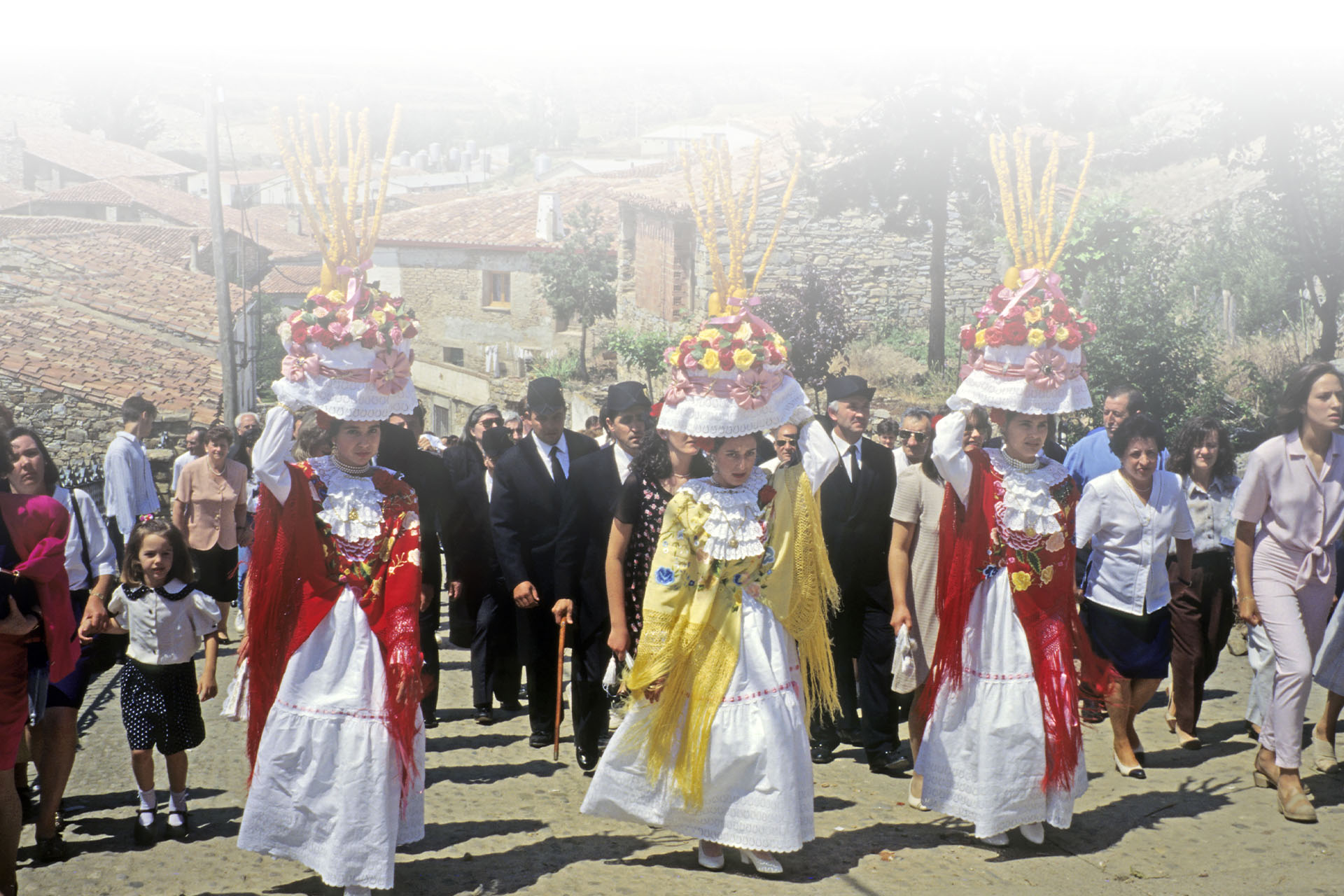 Mujeres ataviadas como Las Móndidas en esta fiesta de San Pedro de Manrique (Soria, Castilla y León)