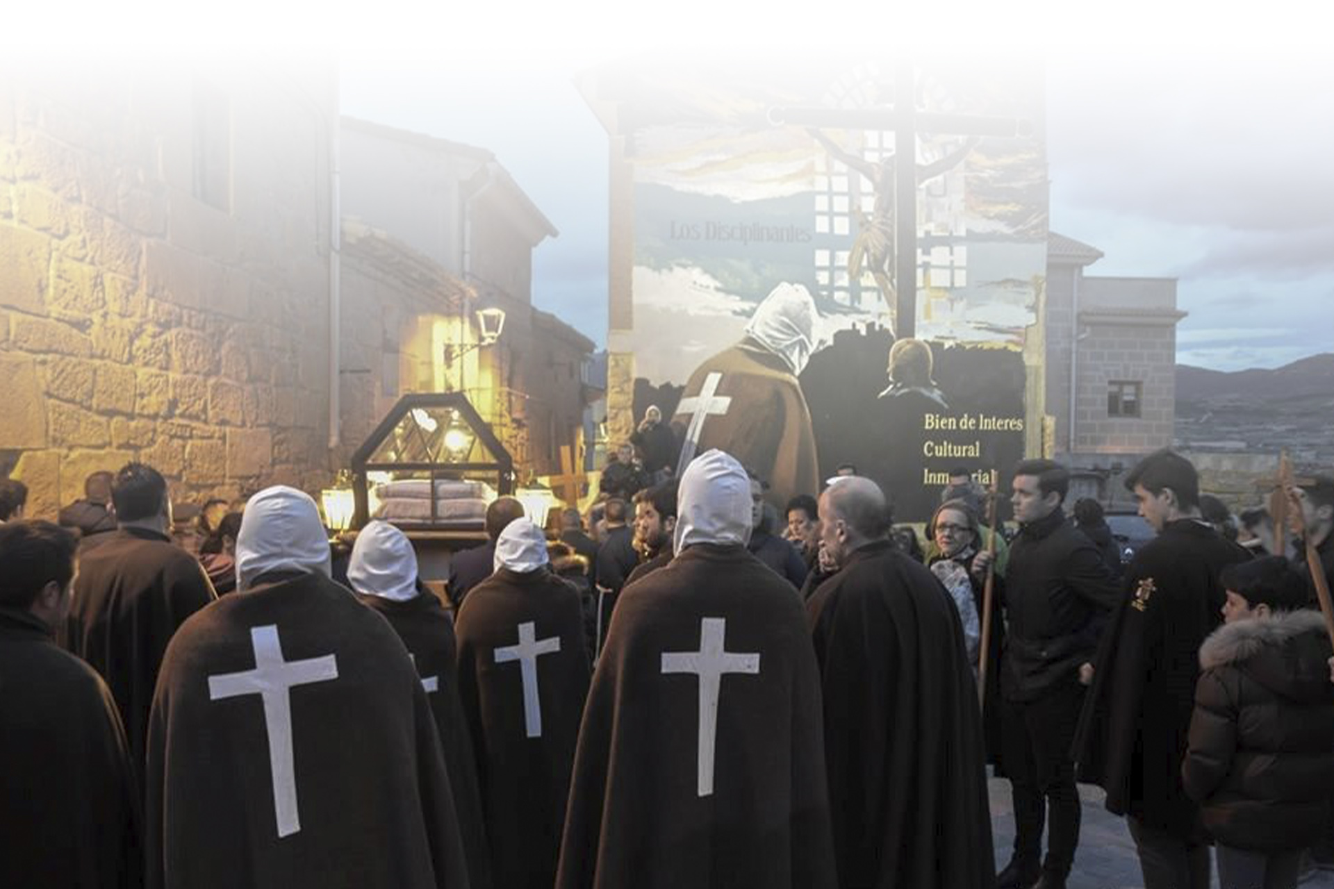 Santa Sepoltura dei “Picaos” durante la Settimana Santa di San Vicente de la Sonsierra (La Rioja) Santa Sepoltura dei “Picaos” durante la Settimana Santa di San Vicente de la Sonsierra (La Rioja)