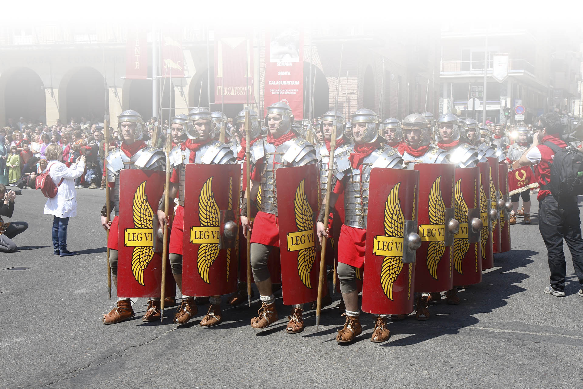 Parada legionów rzymskich na Mercaforum podczas obchodów Wielkiego Tygodnia w Calahorze (La Rioja) Parada legionów rzymskich na Mercaforum podczas obchodów Wielkiego Tygodnia w Calahorze (La Rioja)