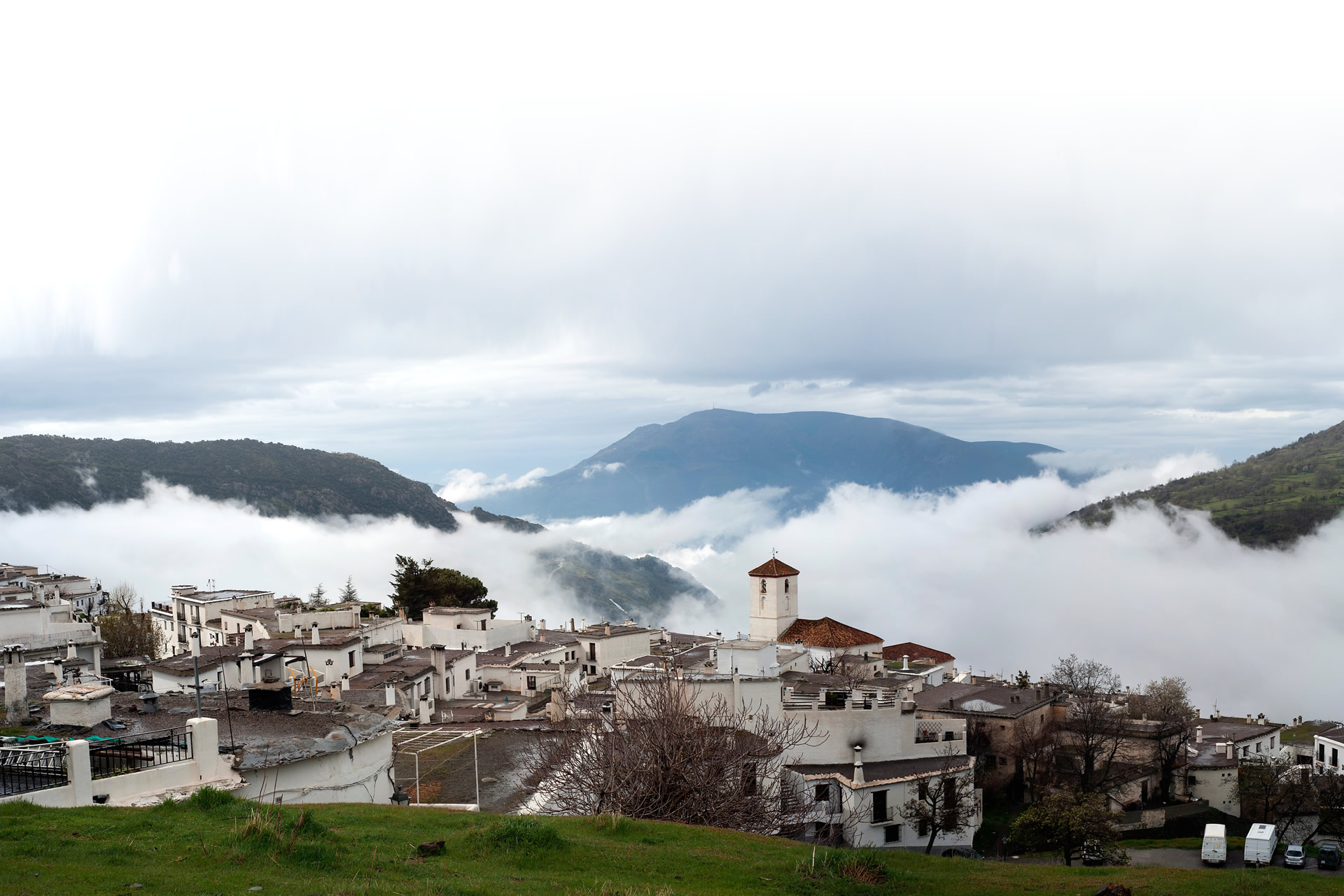 Capileira, w rejonie La Alpujarra (Grenada, Andaluzja) Capileira, w rejonie La Alpujarra (Grenada, Andaluzja)