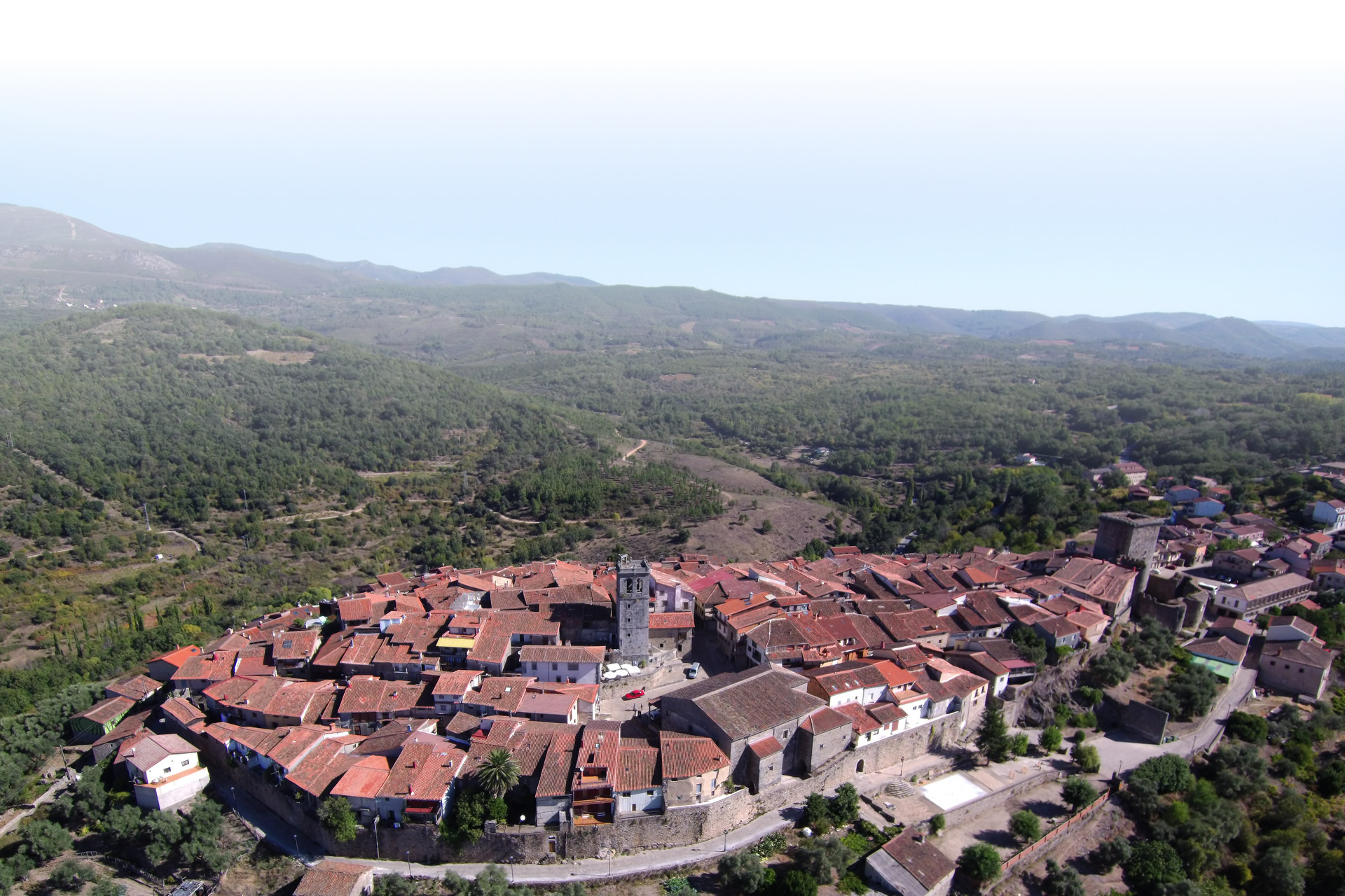 Vue aérienne de Miranda del Castañar (province de Salamanque, Castille-León) Vue aérienne de Miranda del Castañar (province de Salamanque, Castille-León)