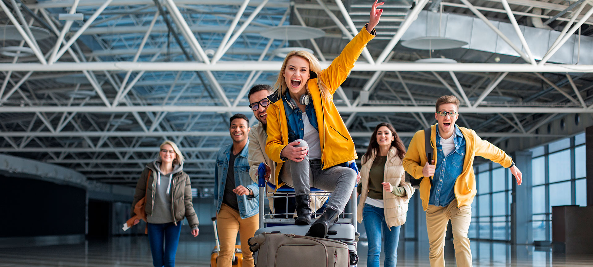 Un groupe d'amis dans un aéroport