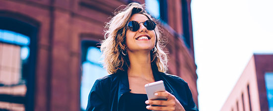 Une jeune fille dans une ville