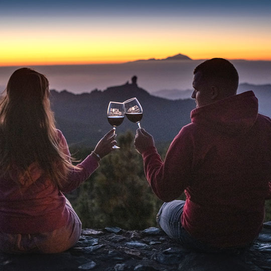 Paar bei einem Glas Wein auf Gran Canaria