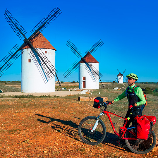Ciclista entre molinos de Castilla-La Mancha