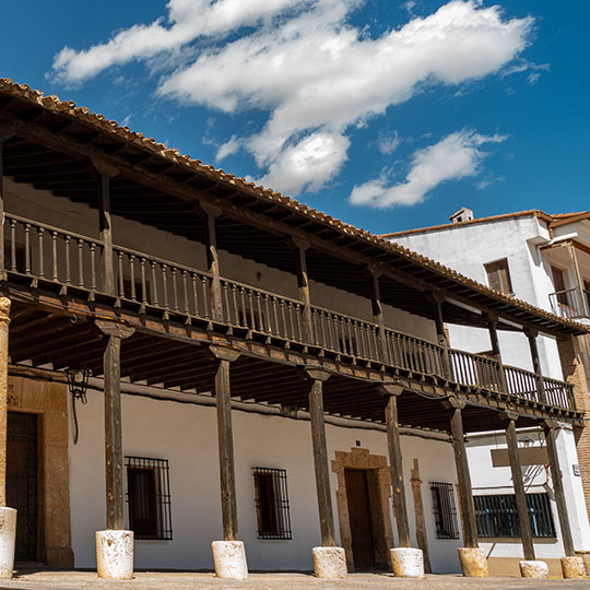 Plaza Mayor von Villanueva de la Jara, an der Weinstraße La Manchuela. 