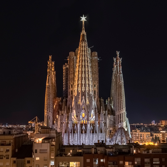 Veduta notturna della Sagrada Familia a Barcellona, ​​​​Catalogna
