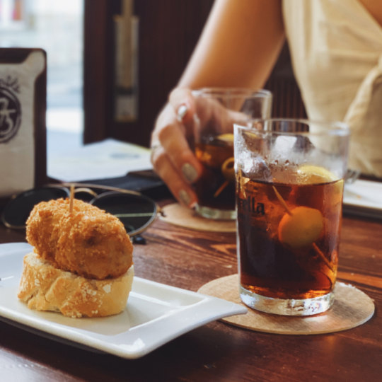 Typischer Wermut mit Kroketten-Tapas