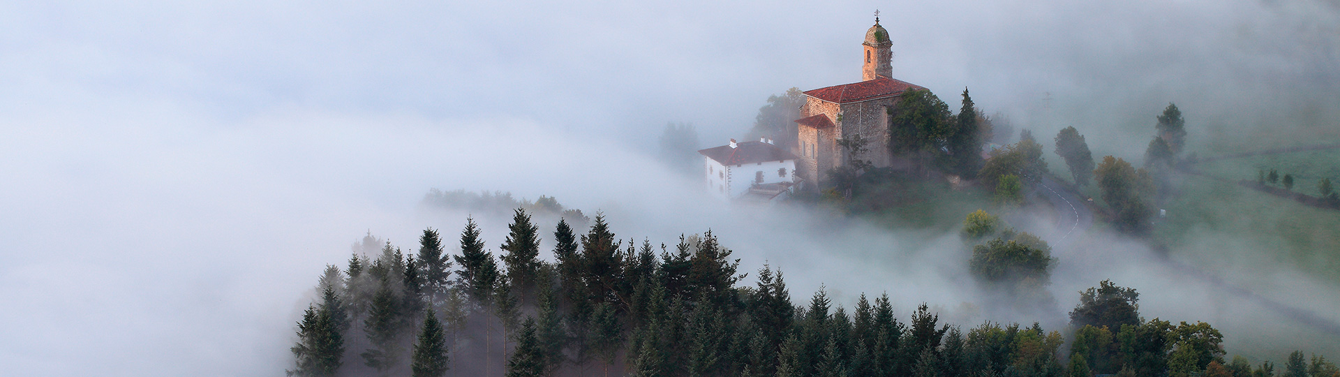 Niebla al amanecer en el valle de Aramaio, País Vasco