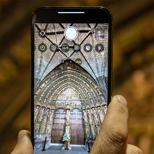 Cellulare che fotografa la porta di una chiesa. Itinerario enoturistico della Rioja Alavesa