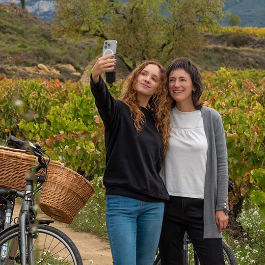 Turisti che si scattano un selfie. Itinerario enoturistico della Rioja Alavesa