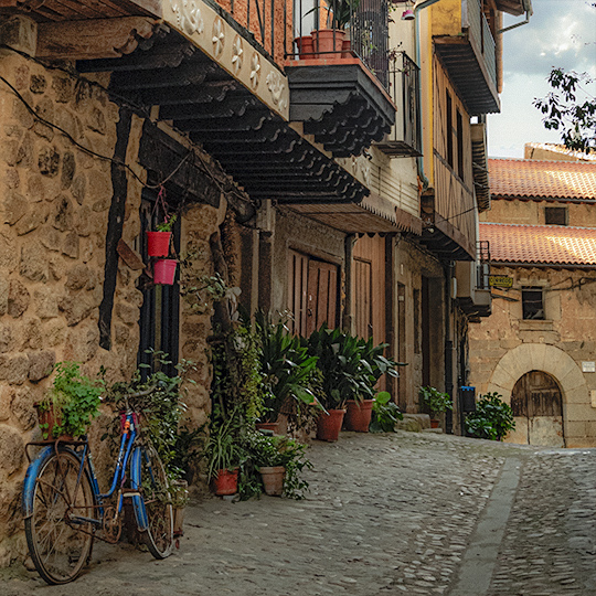 Rue d'un village, sur la route des vins de la Sierra de Francia