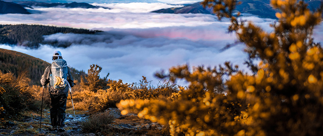 Un pèlerin marche dans les montagnes des Asturies Un pèlerin marche dans les montagnes des Asturies