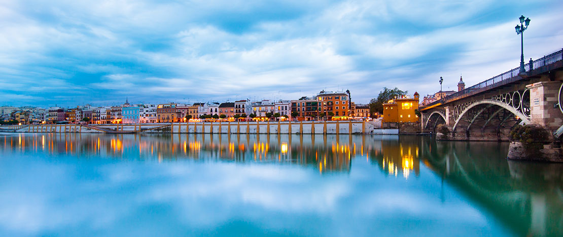 Puente de Triana y calle Betis en Sevilla. Andalucía Puente de Triana y calle Betis en Sevilla. Andalucía