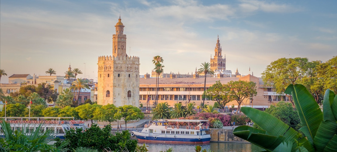 Torre del Oro con la Giralda al fondo en Sevilla, Andalucía Torre del Oro con la Giralda al fondo en Sevilla, Andalucía