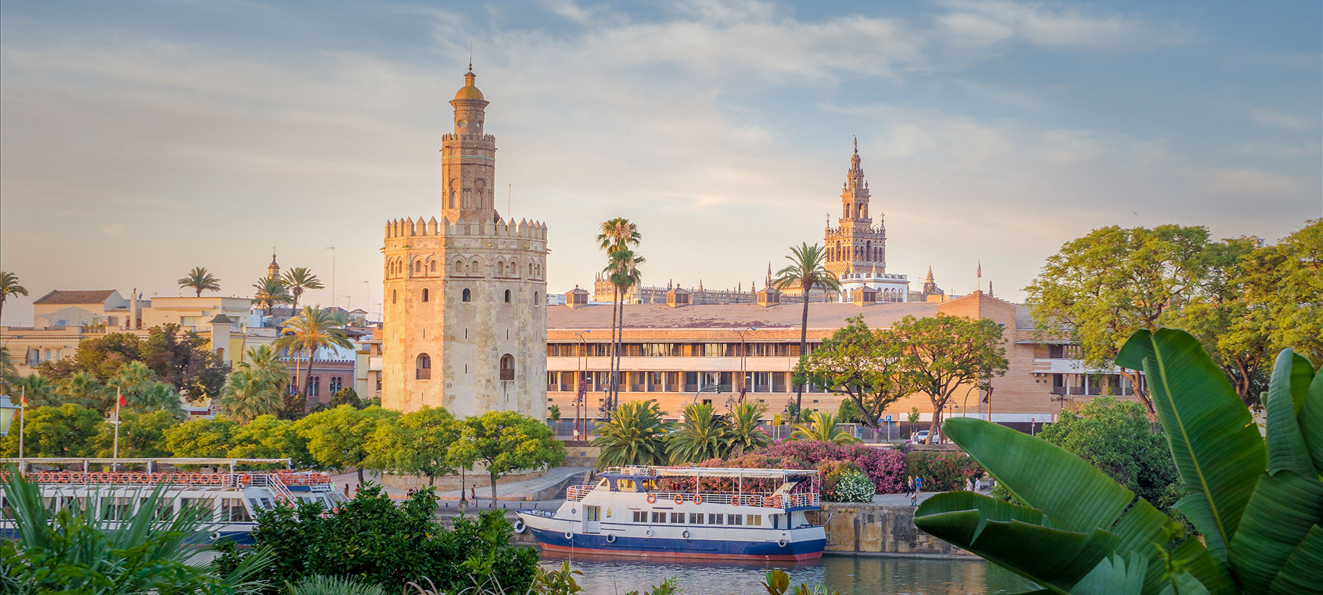 Torre del Oro con la Giralda al fondo en Sevilla, Andalucía Torre del Oro con la Giralda al fondo en Sevilla, Andalucía