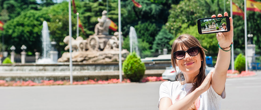 Turista sacándose un selfie en la fuente de Cibeles, Madrid Turista sacándose un selfie en la fuente de Cibeles, Madrid