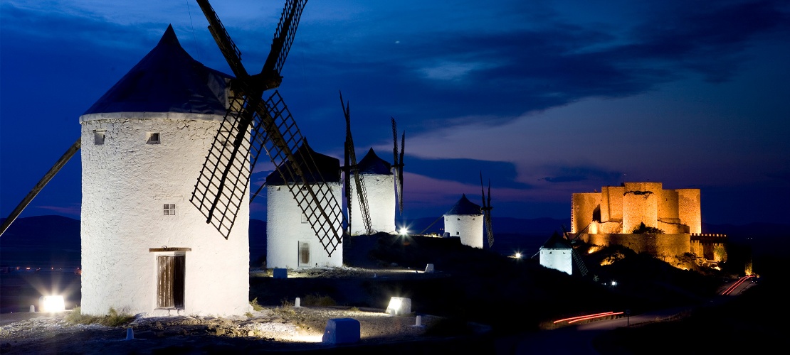 Wiatraki w Consuegra o zachodzie słońca Wiatraki w Consuegra o zachodzie słońca