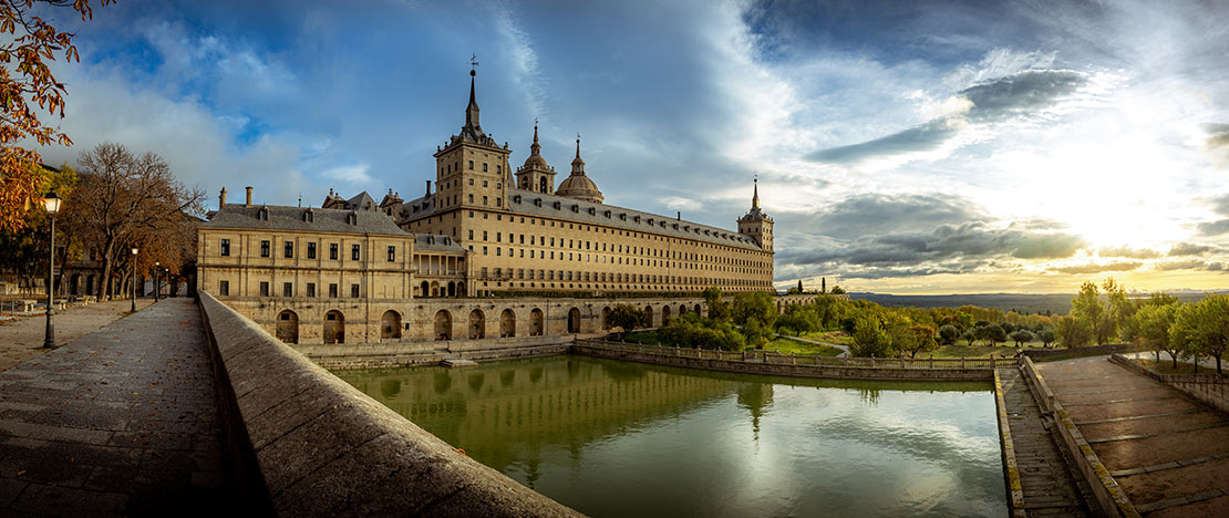 Widoki na klasztor El Escorial ze stawu w Jardines del Fraile w San Lorenzo de El Escorial, Madryt Widoki na klasztor El Escorial ze stawu w Jardines del Fraile w San Lorenzo de El Escorial, Madryt