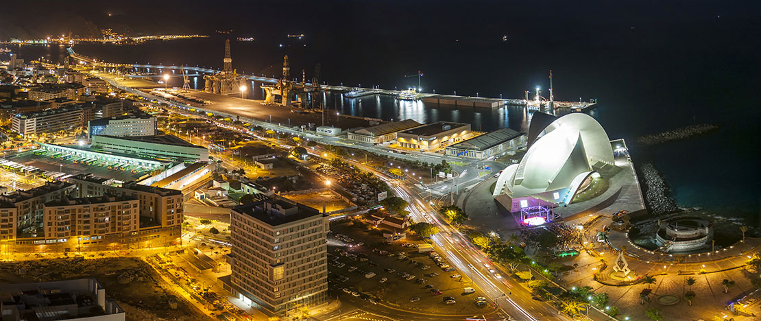 Vista de Santa Cruz de Tenerife à noite nas Ilhas Canárias Vista de Santa Cruz de Tenerife à noite nas Ilhas Canárias