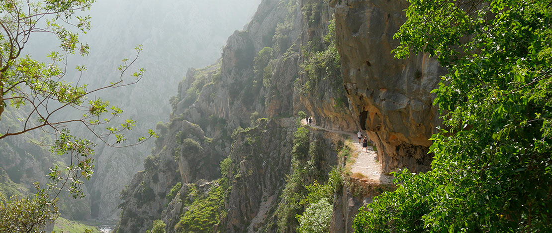 Vue de randonneurs sur la route du Cares