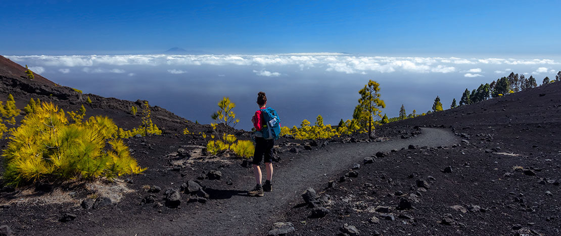 Tourist unterwegs auf der Route der Vulkane auf La Palma, Kanarische Inseln.