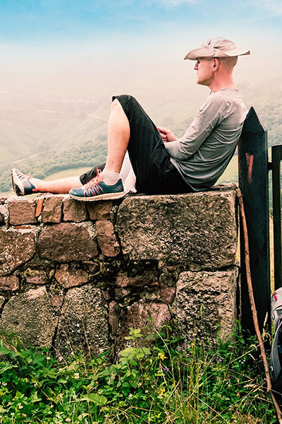 Un pèlerin se repose sur le chemin de Compostelle Un pèlerin se repose sur le chemin de Compostelle