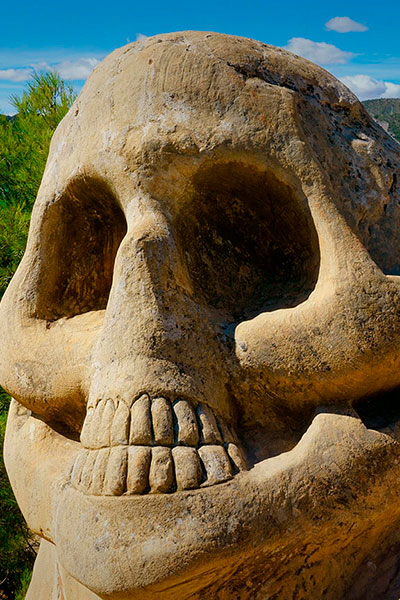 A skull on the Caras trail in Buendía, Cuenca, Castilla-La Mancha A skull on the Caras trail in Buendía, Cuenca, Castilla-La Mancha