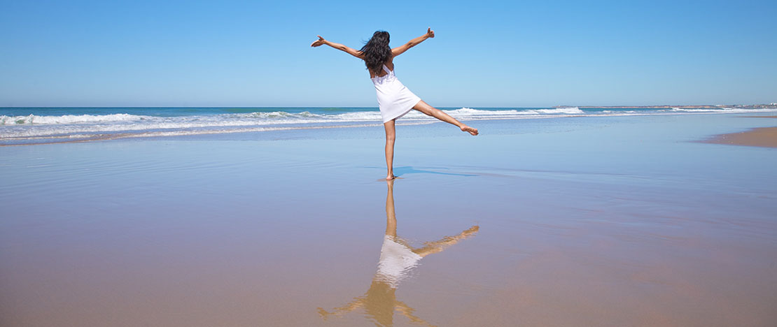 Turista na praia de Castilnovo em Cádiz, Andaluzia Turista na praia de Castilnovo em Cádiz, Andaluzia