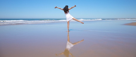 Turista na praia de Castilnovo em Cádiz, Andaluzia Turista na praia de Castilnovo em Cádiz, Andaluzia