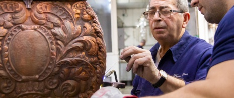 Dettaglio di artigiani in un laboratorio di oreficeria di Utrera a Siviglia, Andalusia Dettaglio di artigiani in un laboratorio di oreficeria di Utrera a Siviglia, Andalusia