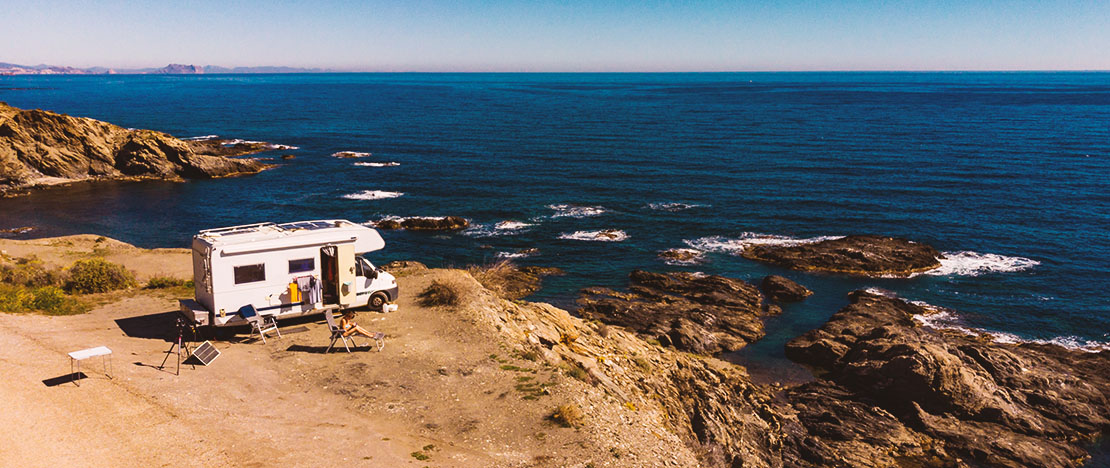 Motorhome acampando na beira da falésia em Villaricos, Almería, Andaluzia Motorhome acampando na beira da falésia em Villaricos, Almería, Andaluzia