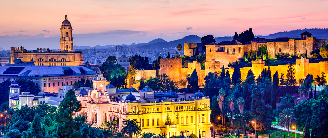 Vista al anochecer de la Catedral, el Ayuntamiento y la Alcazaba de Málaga, Andalucía Vista al anochecer de la Catedral, el Ayuntamiento y la Alcazaba de Málaga, Andalucía
