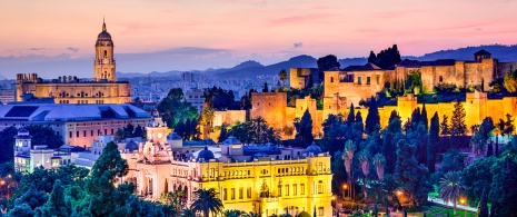 Vista al anochecer de la Catedral, el Ayuntamiento y la Alcazaba de Málaga, Andalucía Vista al anochecer de la Catedral, el Ayuntamiento y la Alcazaba de Málaga, Andalucía