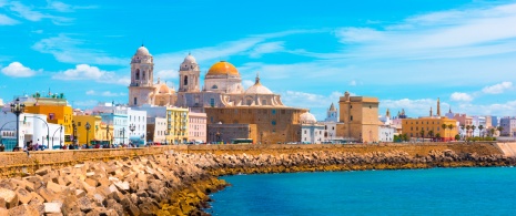Vista de la Catedral de la Santa Cruz de Cádiz desde el frente marítimo, Andalucía Vista de la Catedral de la Santa Cruz de Cádiz desde el frente marítimo, Andalucía