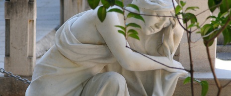 Detalhe de escultura no cemitério de San José, na cidade de Granada, Andaluzia Detalhe de escultura no cemitério de San José, na cidade de Granada, Andaluzia