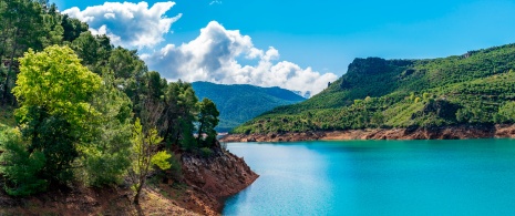 Widok na zbiornik wodny Tranco w Jaén, Andaluzja Widok na zbiornik wodny Tranco w Jaén, Andaluzja
