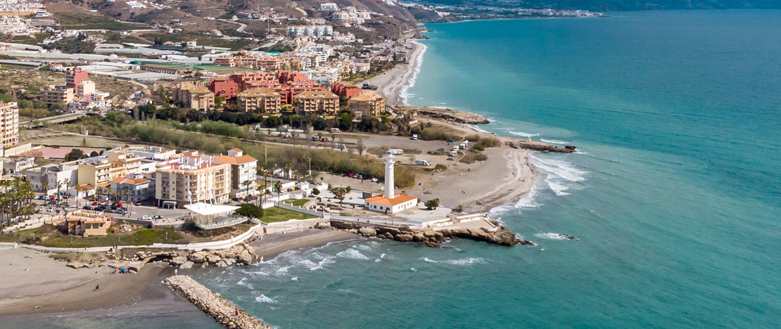 Вид на маяк Торрокс в Малаге, Андалусия
