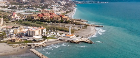 Вид на маяк Торрокс в Малаге, Андалусия Вид на маяк Торрокс в Малаге, Андалусия