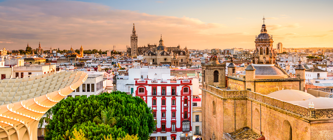 Vista de la Iglesia de la Anunciación y de la Catedral de Sevilla, Andalucía Vista de la Iglesia de la Anunciación y de la Catedral de Sevilla, Andalucía