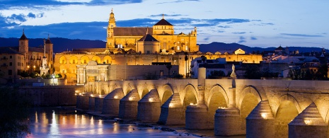 Sonnenuntergang über der Moschee-Kathedrale und der römischen Brücke von Córdoba, Andalusien Sonnenuntergang über der Moschee-Kathedrale und der römischen Brücke von Córdoba, Andalusien