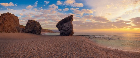 Sonnenuntergang am Strand Los Muertos im Naturpark Cabo de Gata-Níjar, Almería Sonnenuntergang am Strand Los Muertos im Naturpark Cabo de Gata-Níjar, Almería