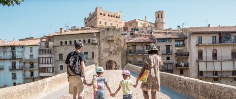 Famiglia che visita la località di Valderrobres nella regione del Matarraña, Teruel Famiglia che visita la località di Valderrobres nella regione del Matarraña, Teruel