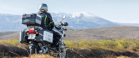 Motociclista con il Moncayo sullo sfondo, Saragozza Motociclista con il Moncayo sullo sfondo, Saragozza