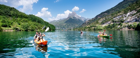 Giovani che praticano kayak nel bacino di Lanuza, Huesca Giovani che praticano kayak nel bacino di Lanuza, Huesca
