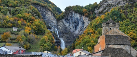 Vistas de Broto, Huesca, con la cascada del Sorrosal al fondo Vistas de Broto, Huesca, con la cascada del Sorrosal al fondo